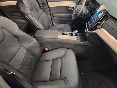 Used 2025 Volvo XC90 B5 Plus image 3