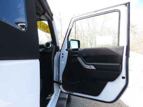 Used 2012 Jeep Wrangler Sahara w/ Connectivity Group image 14