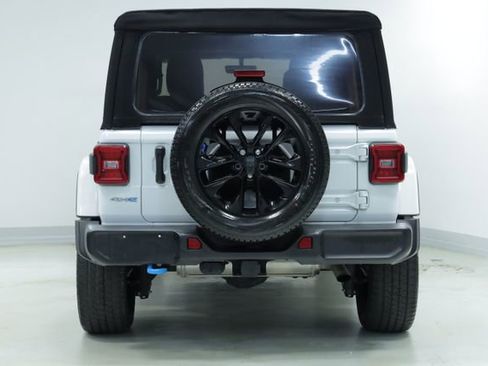 Used 2022 Jeep Wrangler Unlimited Sahara w/ Cold Weather Group image 7