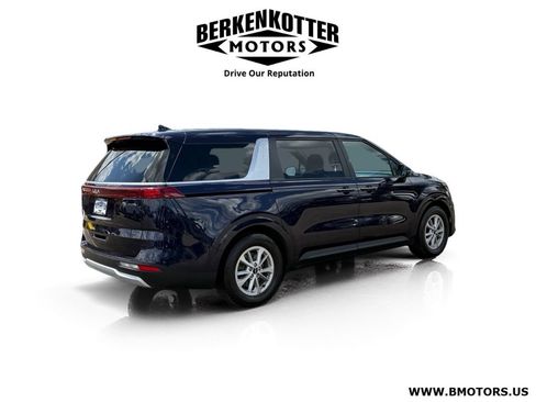 Used 2023 Kia Carnival LX FWD image 3