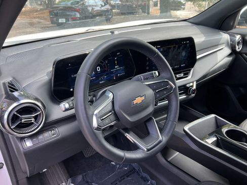 Used 2025 Chevrolet Equinox LT AWD/4WD image 32