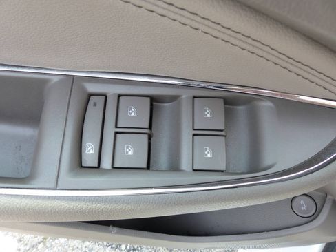 Used 2018 Chevrolet Cruze Premier FWD image 21