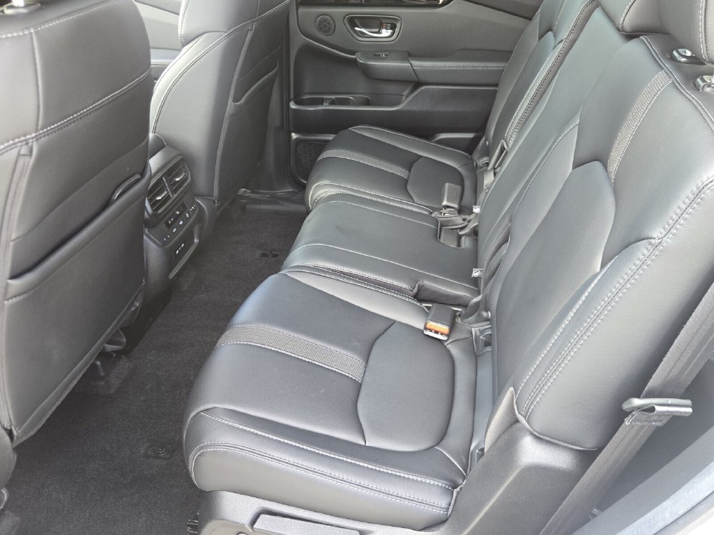 Certified 2025 Honda Pilot Touring image 9