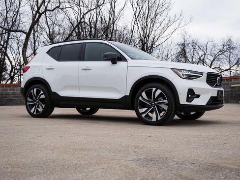 Certified 2025 Volvo XC40 B5 Ultra w/ Climate Package image 7