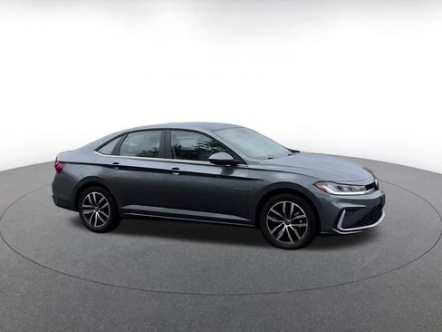 Used 2025 Volkswagen Jetta SE image 2