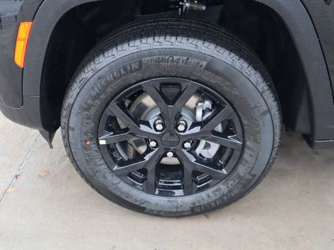 New 2025 Jeep Grand Cherokee Altitude image 18