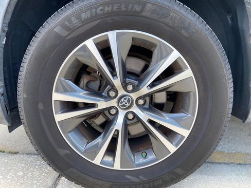Used 2019 Toyota Highlander LE FWD image 8
