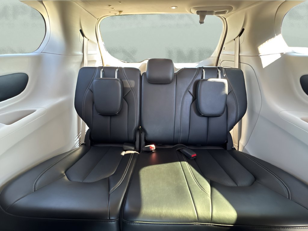 Used 2024 Chrysler Pacifica Limited FWD image 12