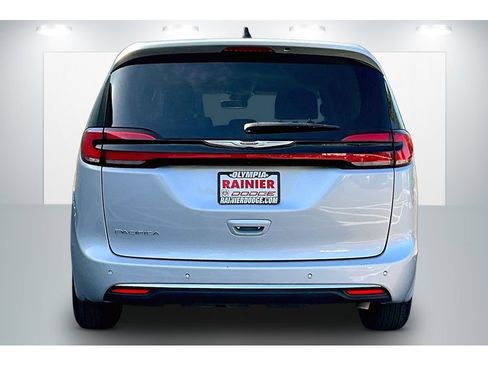 Used 2024 Chrysler Pacifica Touring-L FWD image 4