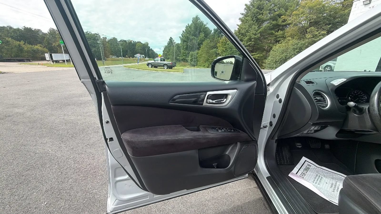 Used 2013 Nissan Pathfinder SV AWD/4WD image 12