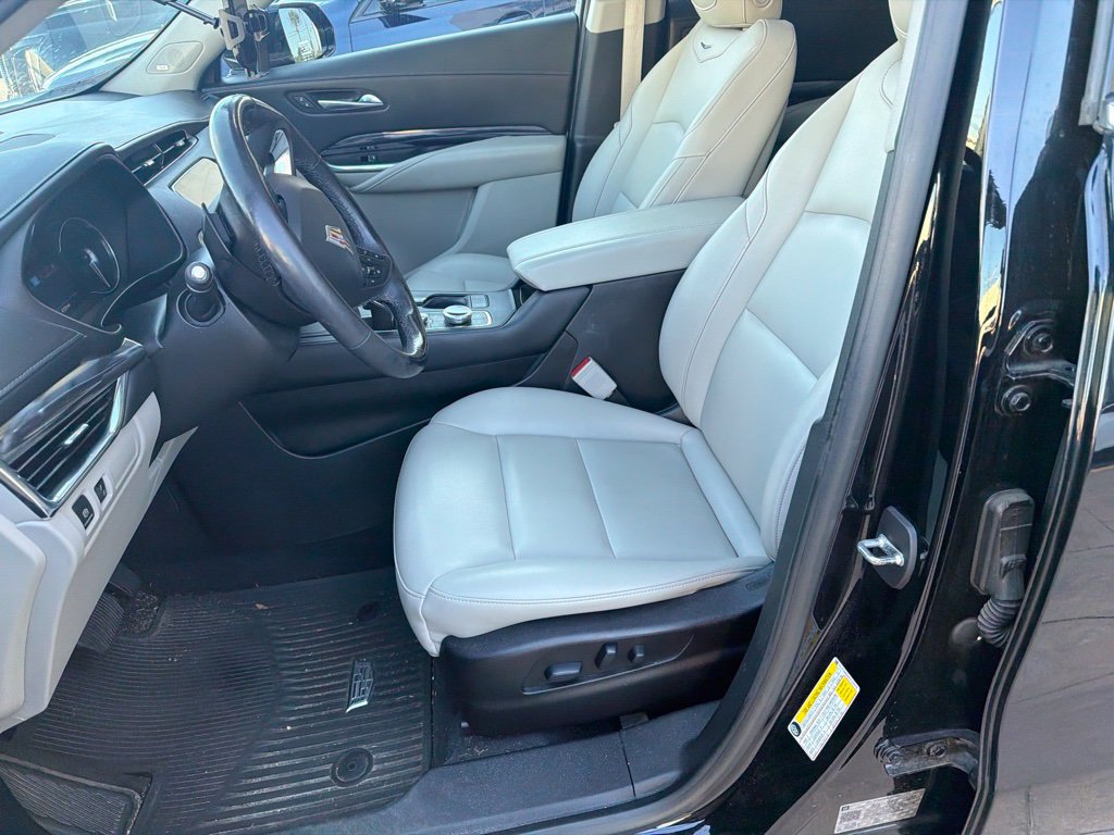 Used 2019 Cadillac XT4 Luxury w/ Cold Weather Package AWD/4WD image 4