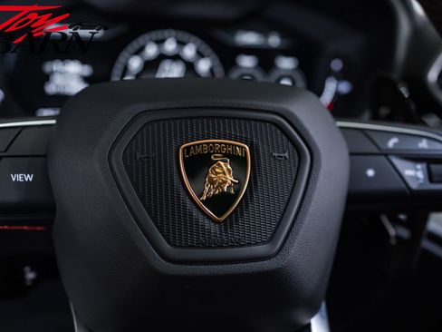 Used 2022 Lamborghini Urus AWD/4WD image 36