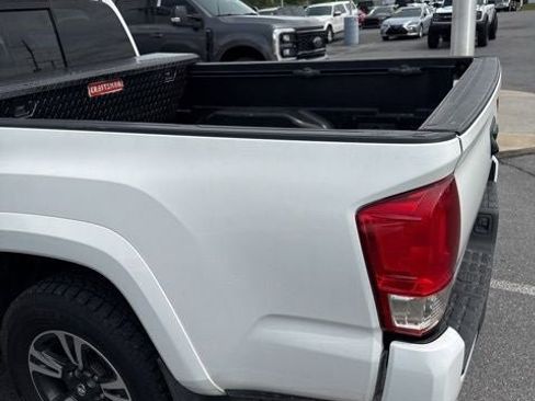 Used 2017 Toyota Tacoma TRD Sport w/ Tow Package AWD/4WD image 11