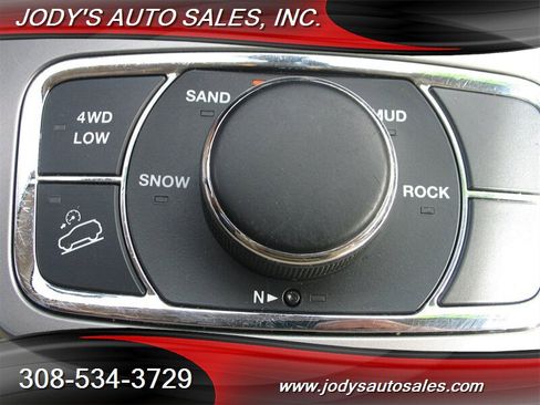 Used 2019 Jeep Grand Cherokee Laredo AWD/4WD image 21