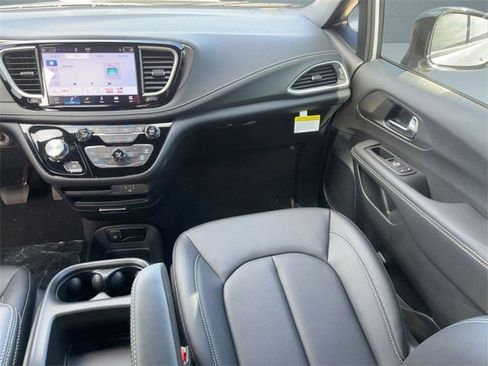 New 2026 Chrysler Pacifica Select image 28