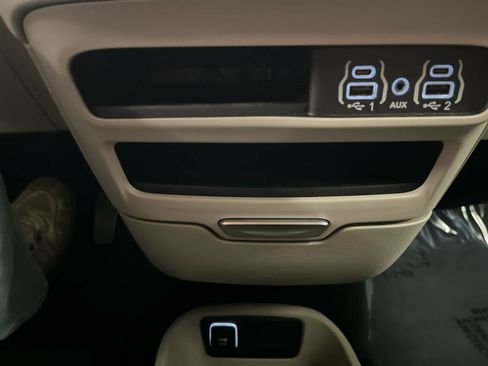 Used 2024 Chrysler Pacifica Touring-L FWD image 29