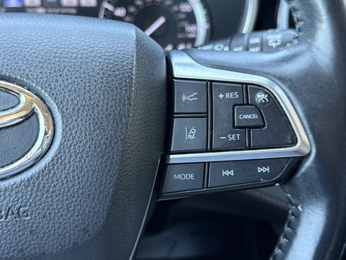Used 2021 Toyota Highlander XLE FWD image 25