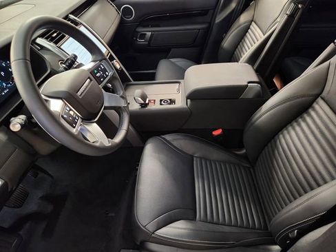 Used 2025 Land Rover Discovery S image 13