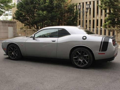 Used 2018 Dodge Challenger R/T Scat Pack RWD image 9