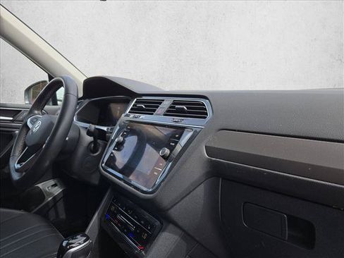 Used 2022 Volkswagen Tiguan SE w/ Panoramic Sunroof Package FWD image 12