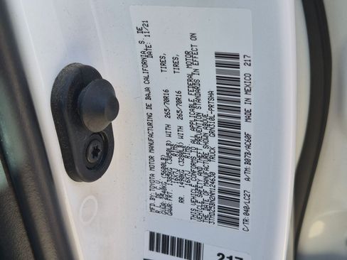 Used 2022 Toyota Tacoma TRD Off-Road w/ TRD Premium Off Road Package AWD/4WD image 33