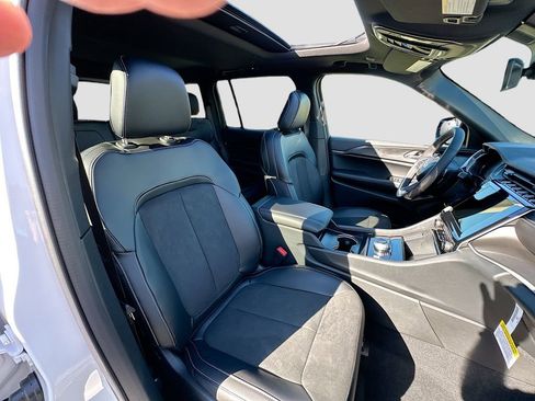 New 2025 Jeep Grand Cherokee Laredo image 37