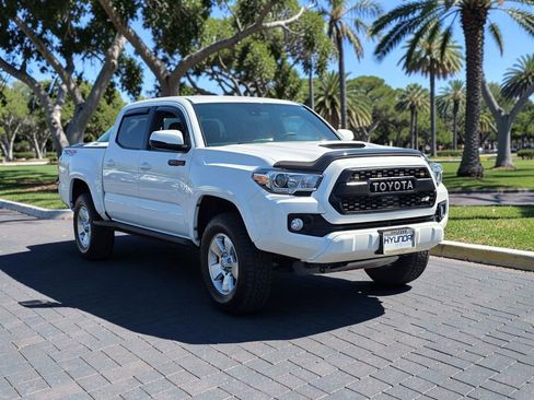 Used 2020 Toyota Tacoma TRD Sport w/ Technology Package AWD/4WD image 3