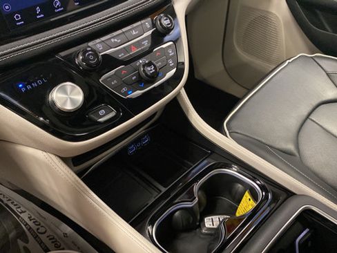 Used 2024 Chrysler Pacifica Limited FWD image 21