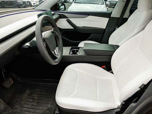 Used 2026 Tesla Model Y 2WD image 5