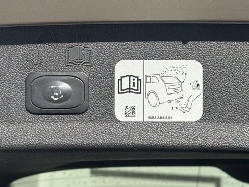 Used 2017 Ford Escape Titanium image 10