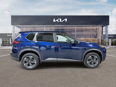 Used 2024 Nissan Rogue SV image 9