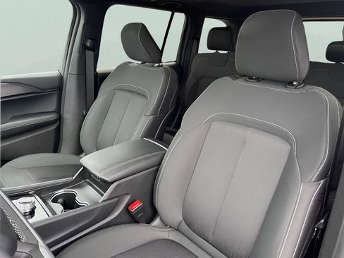 Used 2025 Jeep Grand Cherokee Laredo X RWD image 14