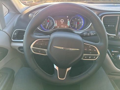 Used 2024 Chrysler Pacifica Touring-L image 17