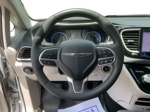 Used 2024 Chrysler Pacifica Touring-L FWD image 12