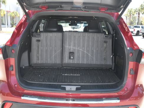 Used 2022 Toyota Highlander XSE FWD image 18