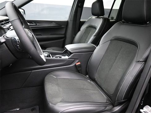 New 2025 Jeep Grand Cherokee Altitude image 13