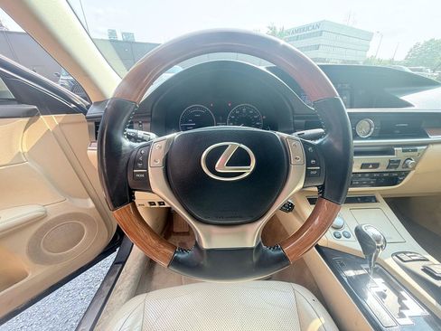 Used 2013 Lexus ES 300h w/ Luxury Pkg FWD image 14