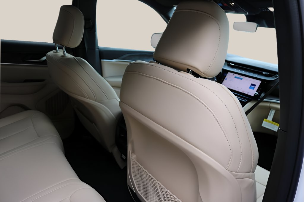 New 2026 Jeep Grand Cherokee Limited RWD image 18