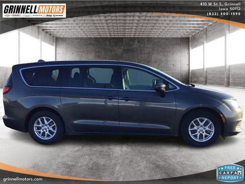 Used 2019 Chrysler Pacifica Touring image 4
