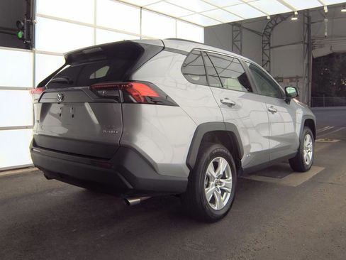 Used 2021 Toyota RAV4 LE AWD/4WD image 4
