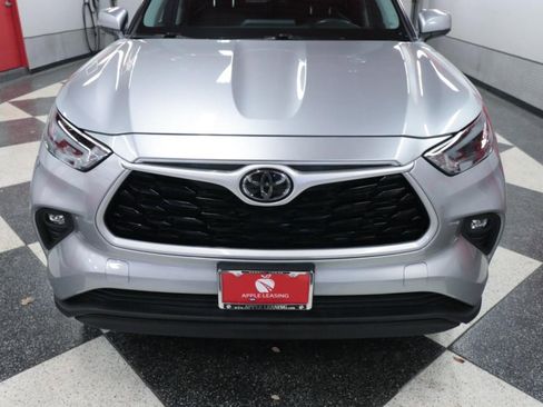 Used 2022 Toyota Highlander XLE image 4