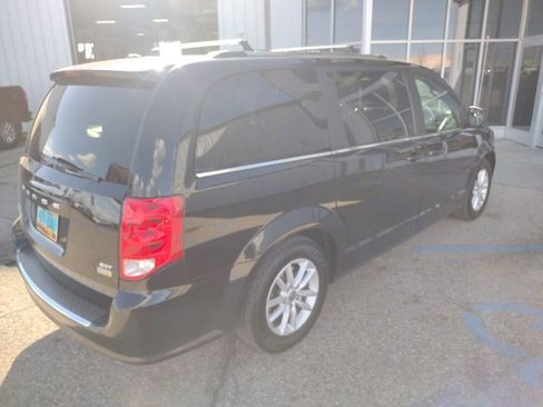 Used 2019 Dodge Grand Caravan SXT image 9