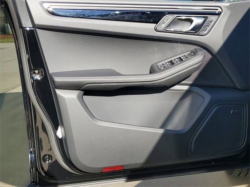 Used 2025 Porsche Macan image 13