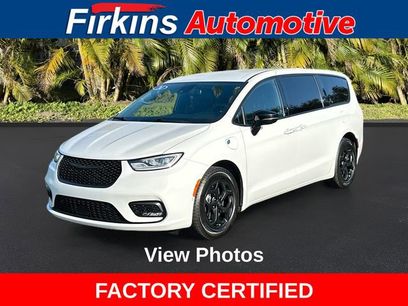 Used 2024 Chrysler Pacifica Select