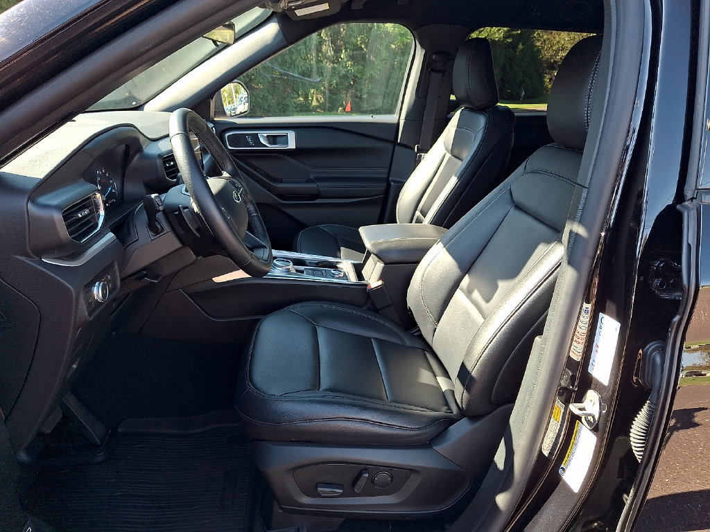 Used 2020 Ford Explorer XLT w/ Equipment Group 202A AWD/4WD image 17