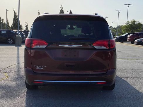 Used 2019 Chrysler Pacifica Touring-L FWD image 6