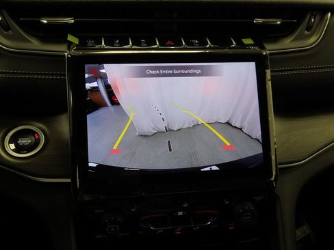 Used 2025 Jeep Grand Cherokee Limited AWD/4WD image 23