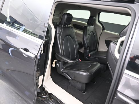 Used 2021 Chrysler Voyager Lxi image 11