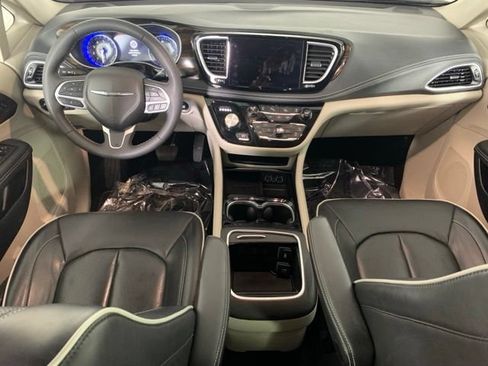 Used 2024 Chrysler Pacifica Limited FWD image 3