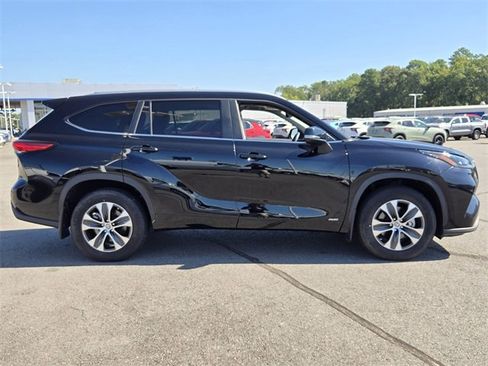 Used 2023 Toyota Highlander XLE image 2